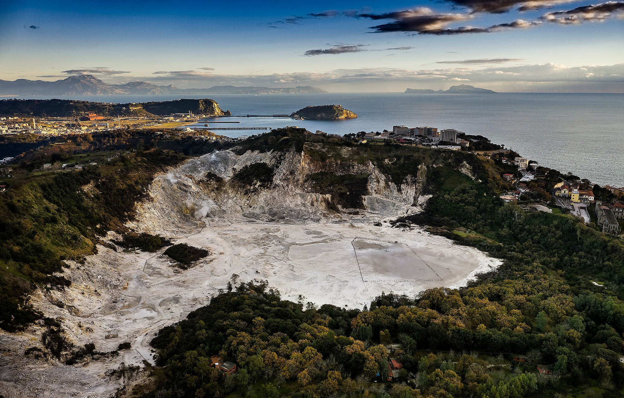 Campi Flegrei, un nuovo studio sul magma: ecco cosa sta succedendo nella 'caldera'