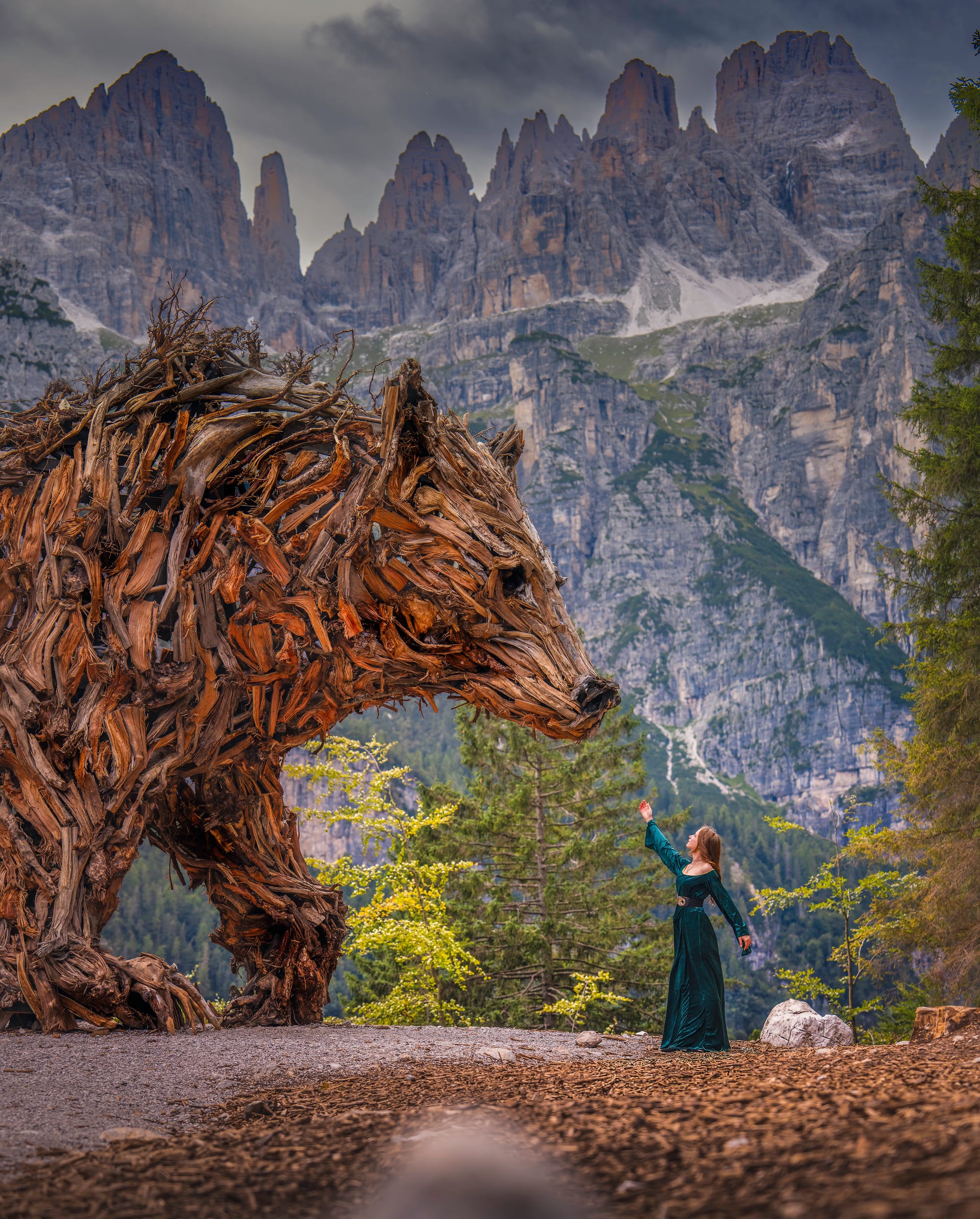 In Trentino un'orsa gigante in legno racconta l'equilibrio tra uomo e natura