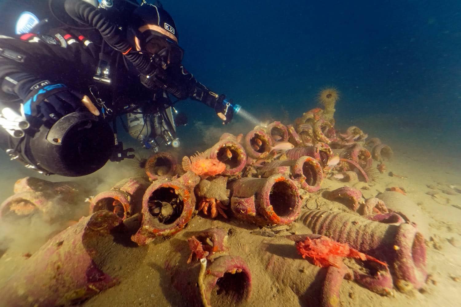 Nel mare della Sicilia scoperto il carico del relitto di una nave: 40 anfore rare