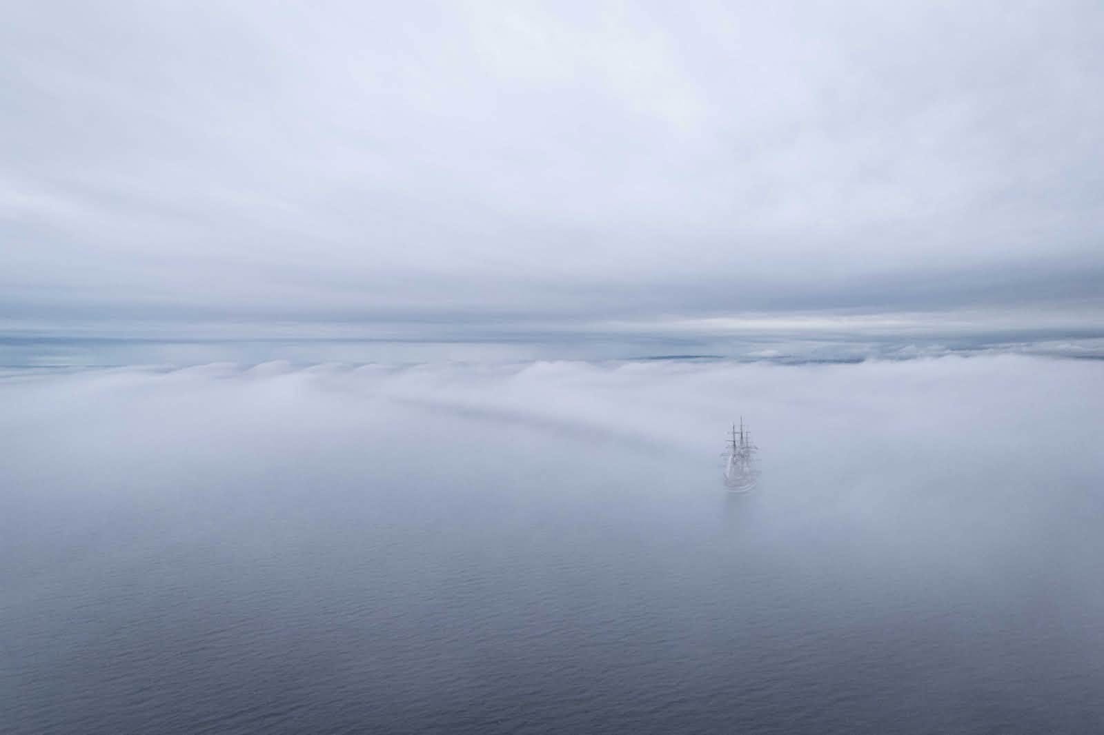 La "Vespucci" avvolta nella nebbia nel suo viaggio verso il Quebec