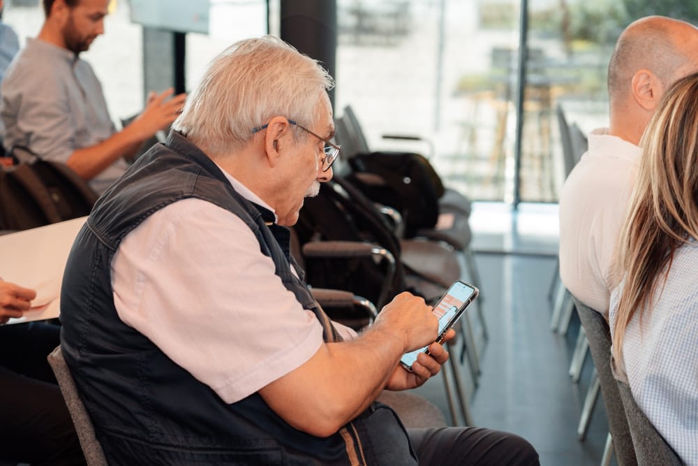 C'è una nuova App che aiuta gli utenti senior a prevenire frodi digitali e riconoscere le fake news post image