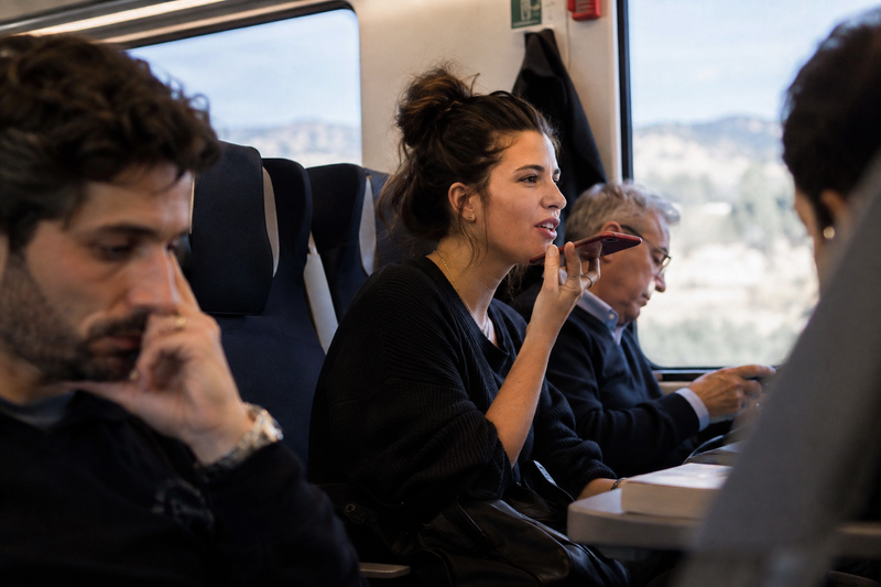 Contro l’arroganza del vivavoce serve un nuovo Galateo dei luoghi pubblici post image